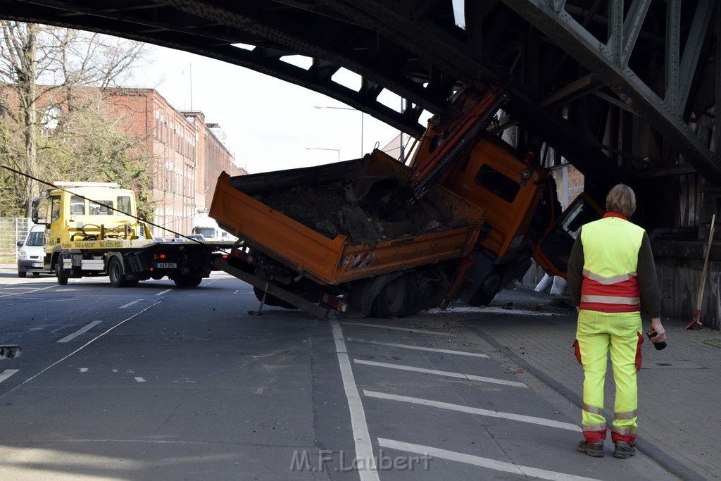 LKW blieb unter Bruecke haengen Koeln Deutz Deutz Muelheimerstr P024.JPG - Miklos Laubert